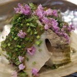 日本料理 TOBIUME - ③黒鮑(福岡県柏原産)、そうめん&無農薬の赤茄子の田舎煮、肝&ポン酢のソース掛け
      黒鮑の産卵期は秋～冬、旬は初夏～夏。
      鮑の繊維に脂のサシが入っているのは初めて見ました！