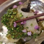 日本料理 TOBIUME - ③黒鮑(福岡県柏原産)、そうめん&無農薬の赤茄子の田舎煮、肝&ポン酢のソース掛け
      6時間蒸した黒鮑は軟らかく、旨みと甘みが抜群、肝ソースの磯の香りも素晴らしい！