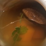 日本料理 TOBIUME - ⑤栄螺(福岡県柏原産)、冬瓜(福岡県若松産)、椎茸(福岡県若松産)、人参(福岡県若松産)、三つ葉(福岡県若松産)、栄螺の出汁のお椀
      冬瓜、椎茸、人参は鰹節ベースなど食材に合わせ別途に味付けされています