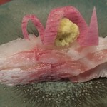 日本料理 TOBIUME - ⑥真鯛(福岡県芦屋産、1.2kg、雄)
      産卵期は春～初夏、旬は秋～晩冬
      50cm弱の青年の雄は餌に主に魚を食べており脂のりが良いけど、海老・蟹は少なく味わいの深みはほどほど。