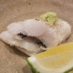 日本料理 TOBIUME - ⑧炭火炙り太刀魚(福岡県芦屋産)
      産卵期は海水温により春～秋、旬はほぼ通年。
      サイズは指3.5本くらいで脂のりは穏やか
      炭火炙りで脂を活性化させ、旨みと甘みを引き出しています