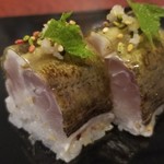 日本料理 TOBIUME - ⑨炭火炙り叺(カマス)(福岡県芦屋産)の棒鮨
      産卵期は夏、旬は秋～冬
      首折れカマスは上体も良く、火入れが絶妙な棒鮨、芳ばしく旨みも増して、美味しい♪