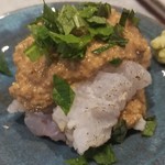 日本料理 TOBIUME - ⑫鱧(福岡県芦屋産)の胡麻ダレ
      産卵期は夏、旬は初夏と晩秋の2回。
      個人的には少し胡麻ダレが強いかなぁ。