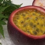 日本料理 TOBIUME - ⑭パッションフルーツ、バニラアイス、白ワインジュレ掛け
      パッションフルーツをくり抜いて器にして盛り付け