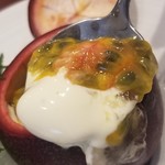 日本料理 TOBIUME - ⑭パッションフルーツ、バニラアイス、白ワインジュレ掛け
      バニラアイスと白ワインジュレ、少し酸味のあるパッションフルーツを合わせた後味のスッキリとした爽やかなデザート♪o(^o^)o