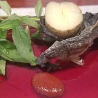 日本料理 TOBIUME - ⑩若鮎(長野県天竜川産)、 馬鈴薯の塩釜焼き&バター(宮崎県高千穂産)、西瓜酢
                      産卵期8月～11月、寿命1年
                      魚の成長によって味わい方が変わり、稚魚から落ち鮎まで常に旬です
                      焼き加減が絶妙で美味しい♪