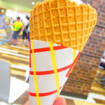 マクドナルド - ワッフルコーン　チョコ＆アーモンド　２００円（税込）のワッフルコーンのアップ【２０１９年８月】