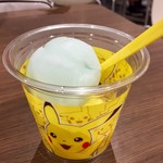 サーティワンアイスクリーム - ポケモンカップ  スモールダブルの上は 夏限定のダイキリ