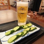 お食事処 あおい亭 - 生ビール(550円)きゅうりの浅漬け(330円)