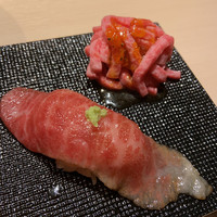 日本橋 焼肉 正剛 - 牛トロにぎりの量もよく、上質の生肉、山葵でいただきます。 ・和牛ユッケ：細切りにカットされた生肉、口の中でとろけます。