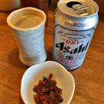 麺通 - 缶ビール 400円と辛子高菜（サービス）
