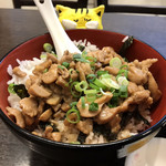 大正軒 - かしわ丼600円(税込)  ※私だけ？一瞬、納豆丼に見えたよ