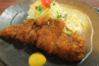 Yadakatsu - 【一日5食限定】六白黒豚ロースです！たれは味噌とオリジナルソースの2種類で楽しんで頂けます！