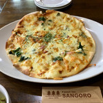 三五郎小屋 - ふきのとう味噌のピザ