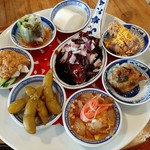 SIK eatery - アジア風のおかずがワンプレートにぎっしり豪華！中央の黒酢酢豚や生春巻き、ピリ辛枝豆、カレー風味のパン粉が個性的な避風塘唐揚げなど