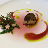 フィリップ・ミル 東京 - フランス産フォアグラのポワレ　ペーシュドヴィーニュのチャツネ　インゲン豆　桃とアーモンドのアクセント