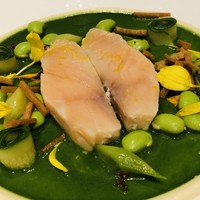 フィリップ・ミル 東京 - タスマニアサーモンのミキュイ　柑橘の香り　ズッキーニ　枝豆とポワロー　クレソンのソース