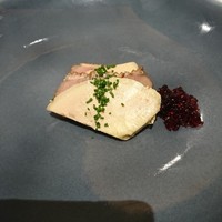 シェ・イノ - (2019年7月　訪問)鴨のフォアグラと胸肉の燻製の取り合せ。臭みが無く濃厚な旨味のフォアグラと、ほんのり燻された風味が美味しい胸肉のバランスが最高です。