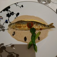 シェ・イノ - (2019年7月　訪問)魚料理：鮎に帆立ムースを詰めたもの。鮎の味わいに負けない濃厚な帆立ムースが美味しい、そしてソースもバランス良く美味しい♪
