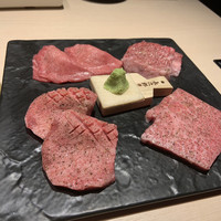 日本橋 焼肉 正剛 - 塩焼き ・上タン塩：タン元なので柔らかい、かなり好み。 ・上ハラミ：わりとしっかり感んがあるハラミでした。 ・上カルビ：ほどよいサシがいいですね。 ・ネギタン塩：餃子のように半分に折られた薄切りタンの中に葱が！これはアイデア。