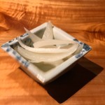 焼き鳥 とりら - さっぱりと口直しな玉ねぎのピクルス