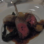 ヴィヤンド／オーストラリア産仔羊のロースト、紫粒マスタードソース