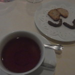 ル･クール - プチフール／オレンジピールのチョコレート包みとラスク　カフェ／ストレートティー