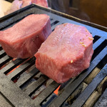 焼肉 ここから 高知店 - ぶ厚いタンから焼いてくれます。
