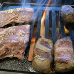 焼肉 ここから - タン→ひれ→ハラミの順で絶妙な焼き加減で提供してくれました。