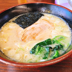 麺王 - 豚骨醤油ラーメン並チャーシュー、ほうれん草、海苔、ネギ入りチャーシューはホロホロ♡