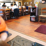 麺王 - 広い店内   沢山のカウンター席、パーテーション向こうはテーブル席