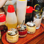 麺王 - 卓上調味料も充実