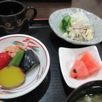 ホテルなはり　レストラン - 定食には小鉢と一緒にスイカも添えられて夏らしさを醸し出してました。