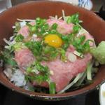 ホテルなはり　レストラン - ネギトロ定食のメインはネギトロ丼、胡瓜の千切りの上にたっぷりのネギトロとウズラの卵がトッピングされてます。