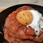 ローストビーフ星 - ローストビーフ丼（並盛り・アップ）