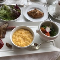 ギリガンズ アイランド - 卵料理＋ベーコン＆ソーセージ、パン
                    野菜ジュース、サラダ、ヨーグル、フルーツ