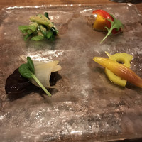 カントニーズ 燕 - 健康野菜の特製オードブル四種盛り合わせ 
                    青菜のバンバンジーソース、カボチャのオレンジジュース漬け、キクラゲと生姜、レンコンとミョウガのターメリックで色付け