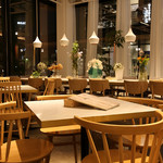 Italian Dining NATURA - テーブルをぐるっと囲んで座る“四角い”テーブル席
