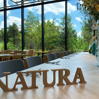 Italian Dining NATURA - 壁は一面ガラス張りで、大阪城公園の緑を間近に感じられる空間です