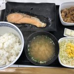 吉野家 - 焼魚牛小鉢定食¥590に、