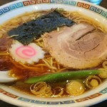 かまや食堂 - 中華そば。鰹節がガッツリ効いててハマります。