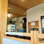 かまや食堂 - 店内は無駄の無い配置