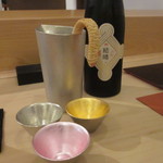 鮨 そえ島 - お酒はお任せでお願いします　鈴製の酒器、ピンク色が可愛らしい