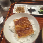 大國屋鰻兵衞 - お椀によそって、鰻のタレをかけて鰻を乗せる