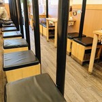 麺屋 和人 - 壁際に2人席が2卓と1人席が1卓