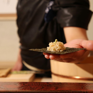 シャリの手巻きに始まって、旬魚のにぎりやつまみに繋ぐコース