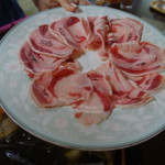 かたつむり - 鍋に投入される肉は熊？