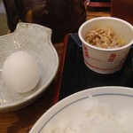 とり家ゑび寿 - 納豆と生玉子は自由に、ご飯もお代わり自由