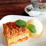 BRILLIANT TEA - ティーソムリエの気まぐれスウィーツ〈白桃のクランブルケーキ〉
