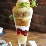 BRILLIANT TEA - 季節限定〈アールグレイ香るプレミアム白桃パフェ〉岡山の白桃をまるごと1玉使用した贅沢パフェ。お代わり自由なロシア紅茶付き。2,480～2,580(時価)